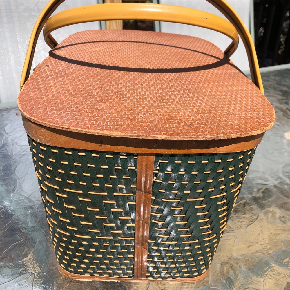 Vintage 1970s Picnic Basket Woven Wicker Metal Handles Hunter Green - Picture 4 of 14